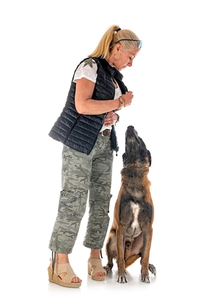 Malinois et femme en studio