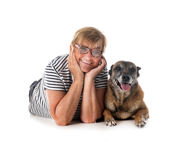 Malinois et femme en studio