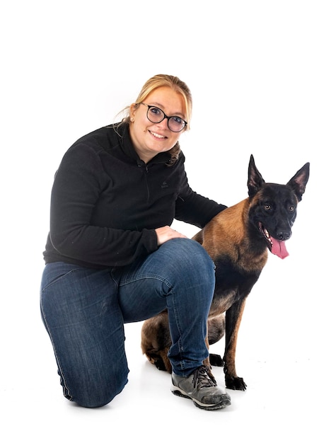 Malinois et femme en studio