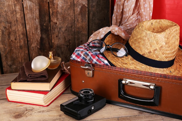 Malle d'emballage pour le voyage sur fond de bois
