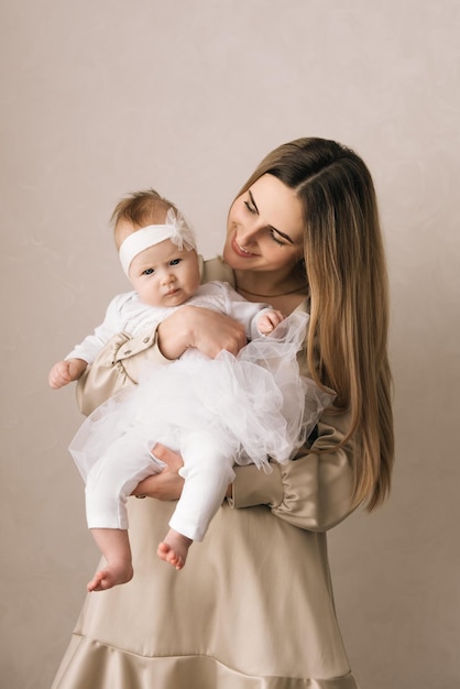 Maman aimante portant son nouveau-né à la maison Portrait lumineux d'une maman heureuse tenant un bébé endormi sur les mains Mère étreignant son petit fils de 4 mois