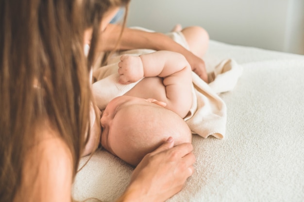 Maman allaite son bébé