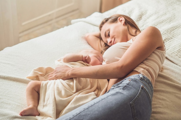 Maman allaite son bébé