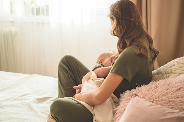 Maman allaite son bébé