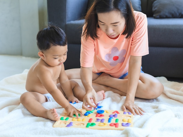 Maman asiatique enseigne à son petit garçon.