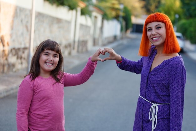 Maman aux cheveux rouges et sa fille