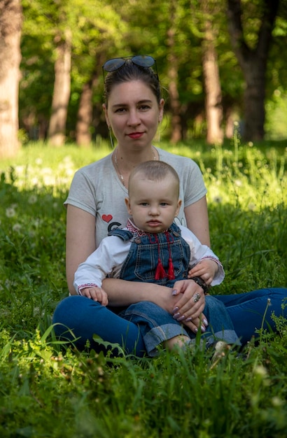 Maman et bébé dans le parc