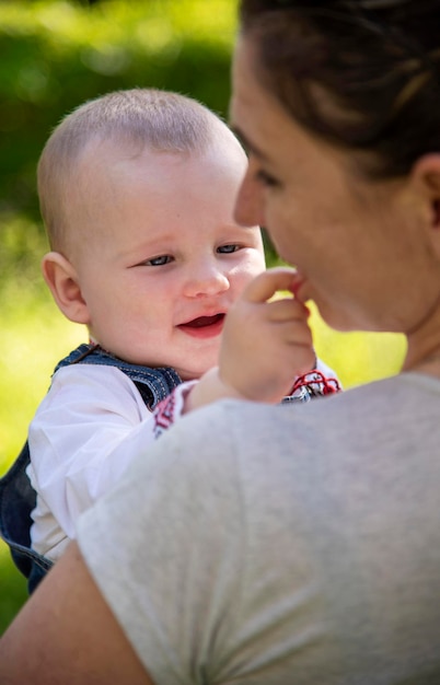 Maman et bébé dans le parc