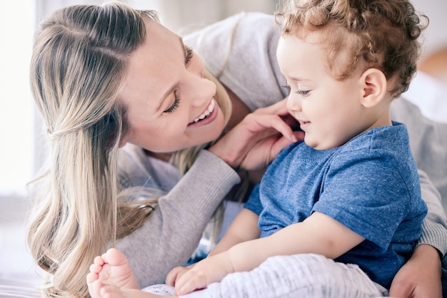 Maman bébé garçon et heureux de jouer à la maison garde d'enfants et soutien ou l'amour dans la chambre à coucher Maman fils et parent célibataire pour la sécurité ou l'attachement sur le lit pour la connexion dans la relation soin et confiance