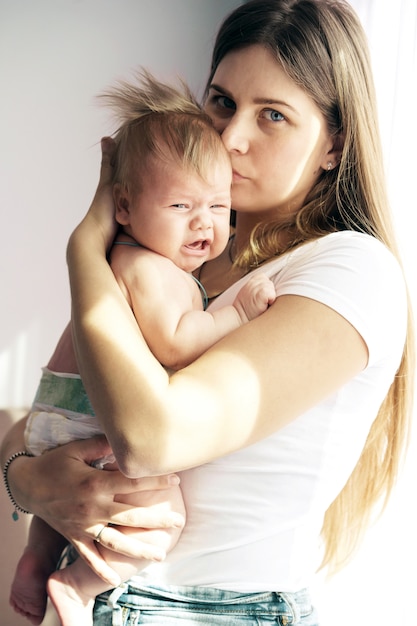 Maman et bébé nouveau-né dans ses bras.