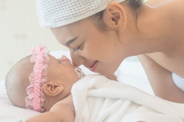 Maman et bébé regardent l&#39;amour.