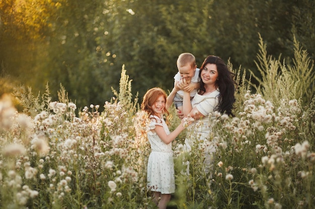 Maman avec deux enfants fille et fils s'amusant en plein air