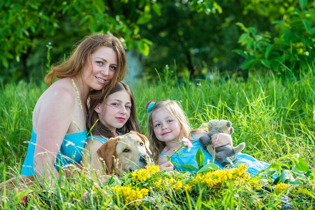 Maman avec deux filles et chien