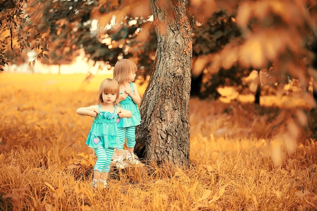 Maman avec deux filles jumelles automne