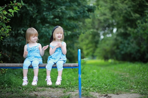 Maman avec deux filles jumelles