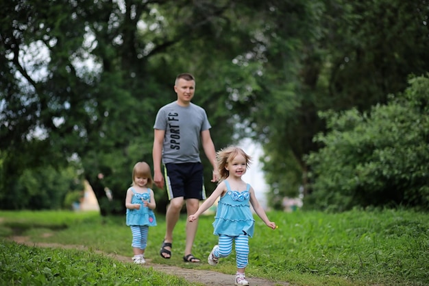 Maman avec deux filles jumelles