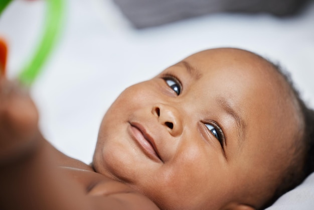 Maman dit que je suis le bébé le plus mignon Photo d'une petite fille jouant avec des jouets dans le cabinet du médecin