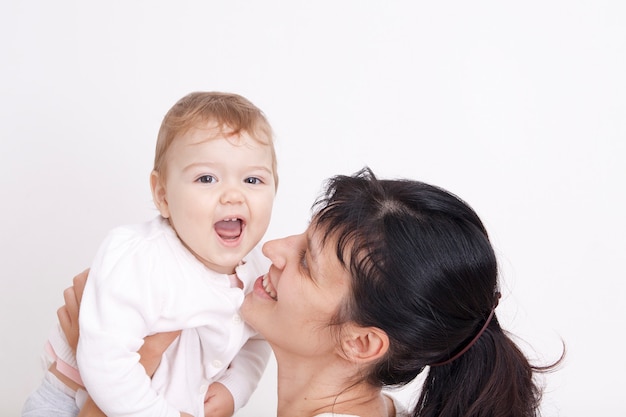 Maman a élevé son bébé et rit avec lui