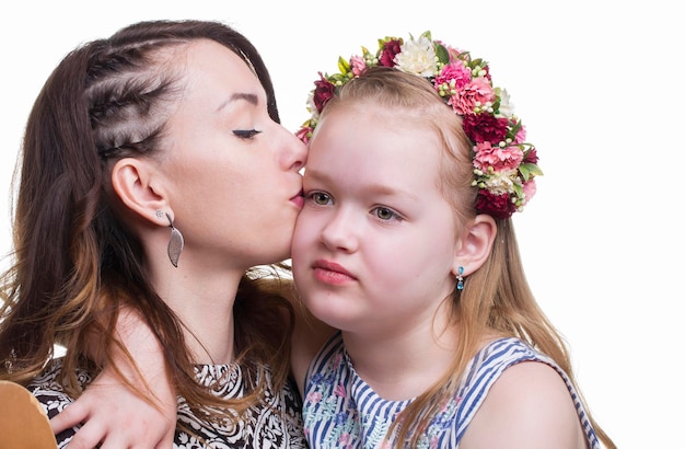 Maman embrasse la fille d'un adolescent