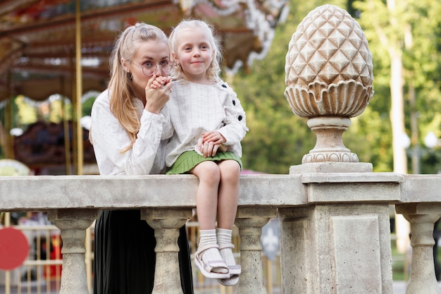 Maman embrasse la main de sa fille et est heureuse