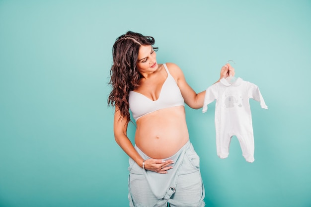 La Maman Enceinte Prépare Les Vêtements Pour Le Bébé