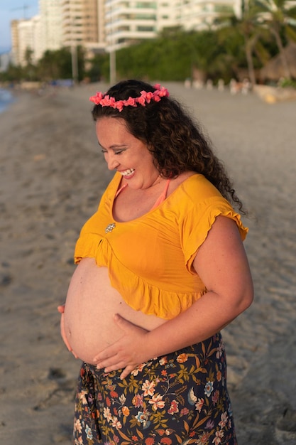 Maman enceinte tenant son ventre