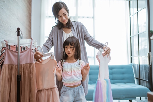 Maman et enfant choisissent une belle robe