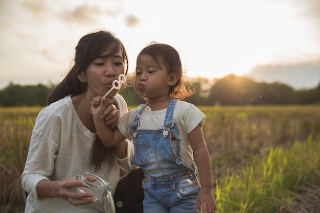 Maman et enfant jouent avec bulle