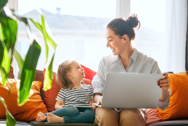 Maman et enfant avec ordinateur portable