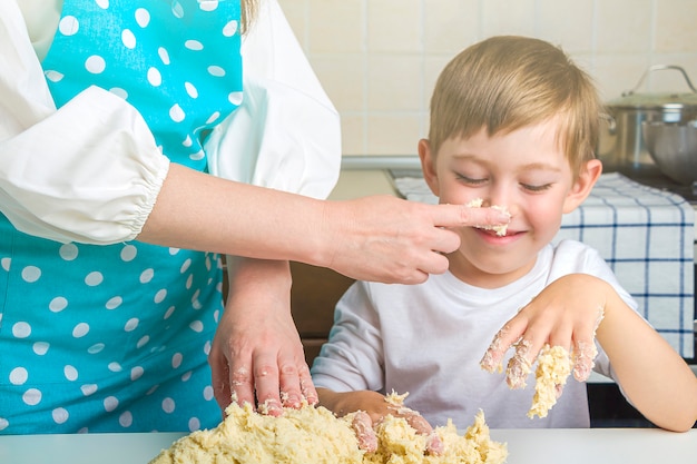 Maman Et Enfant Pétrissent La Pâte