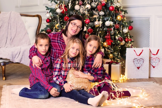 maman et enfants ensemble à Noël