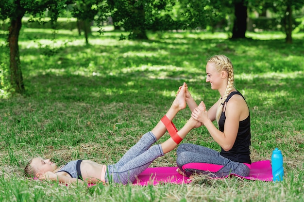 Maman entraîne les jambes de sa fille par fitness gum