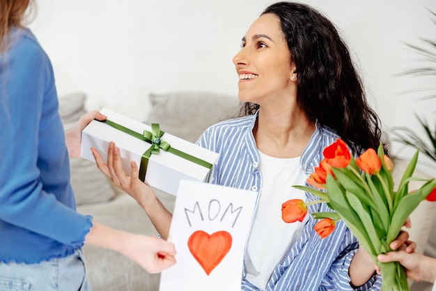 Maman est heureuse de recevoir un cadeau inattendu de ses enfants