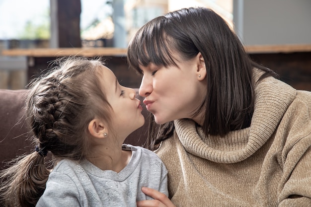 Maman de famille heureuse et fille mignonne. Le concept de l'amitié et de la famille des enfants.