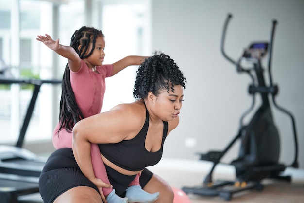 Maman et fille afro grande taille