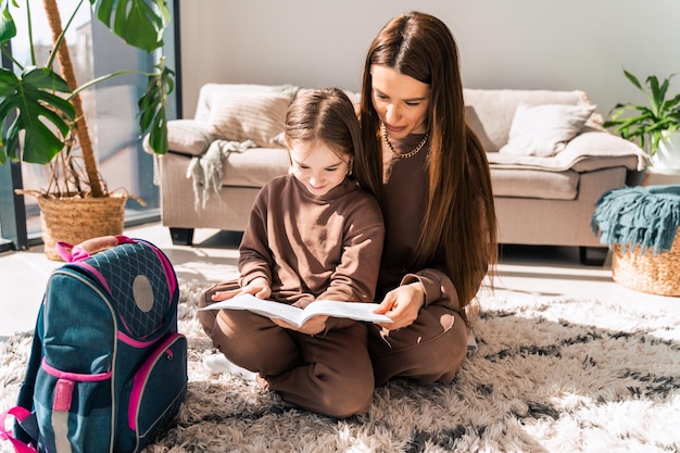 La maman et la fille apprennent les devoirs