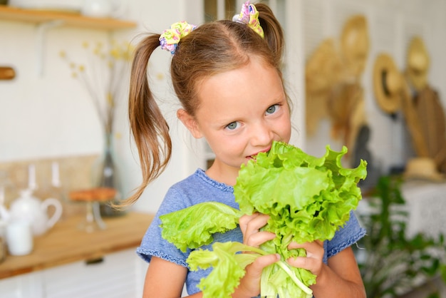 maman et fille cuisinent des aliments sains ensemble dans la cuisine concept d'aliments sains et de mode de vie