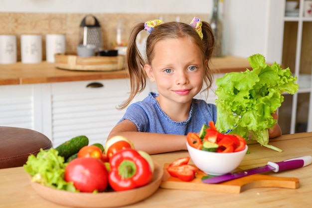 maman et fille cuisinent des aliments sains ensemble dans la cuisine concept d'aliments sains et de mode de vie