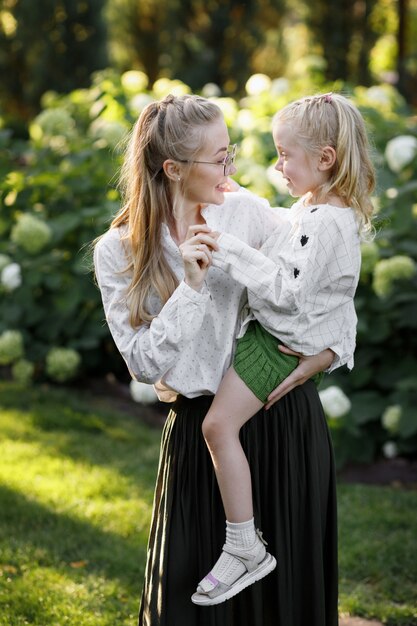 Maman et fille en été lors d'une promenade dans le parc sur fond vert