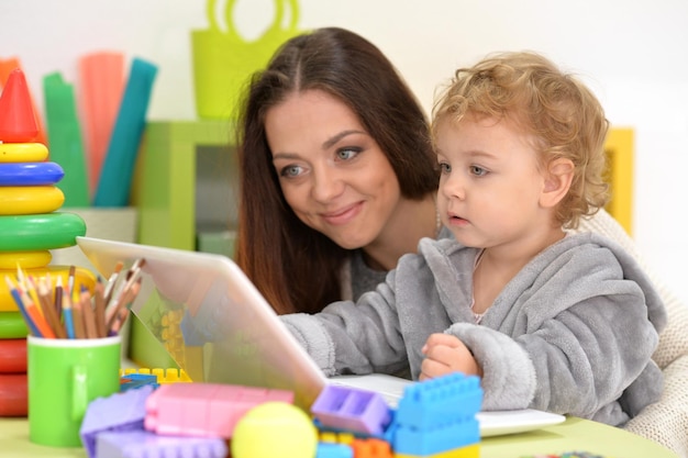 Maman et fille faisant des cours à table