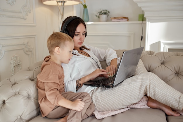 Maman fille et fils jouent sur un ordinateur portable