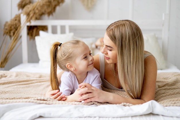 Photo De Style De Vie Décontractée D'une Jeune Maman Avec Son Fils D'un An  À La Maison Banque D'Images et Photos Libres De Droits. Image 149828086