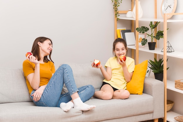 Maman et fille mangeant des fruits