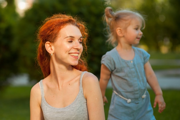 Maman et fille marchent dans le parc