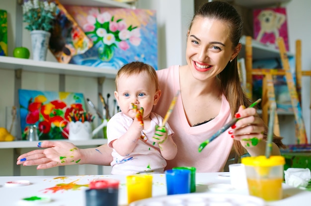 Maman Et Fille Peignent Sur Toile à L'école De Dessin.