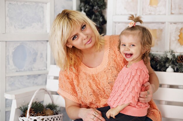 Maman et fille sur le porche