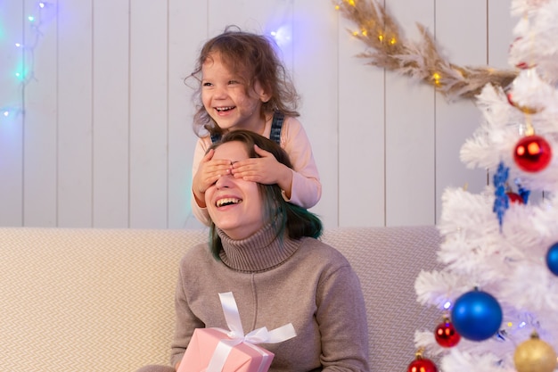 La maman et la fille s'amusent à Noël