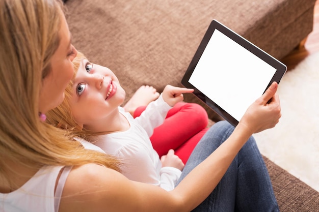 Maman et fille avec tablette