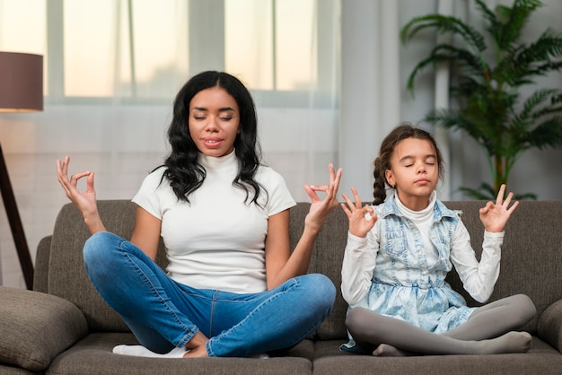 Maman, fille, yoga