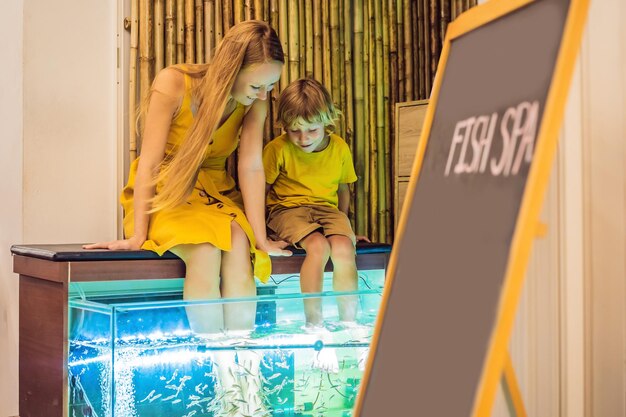 Maman et fils au fish spa